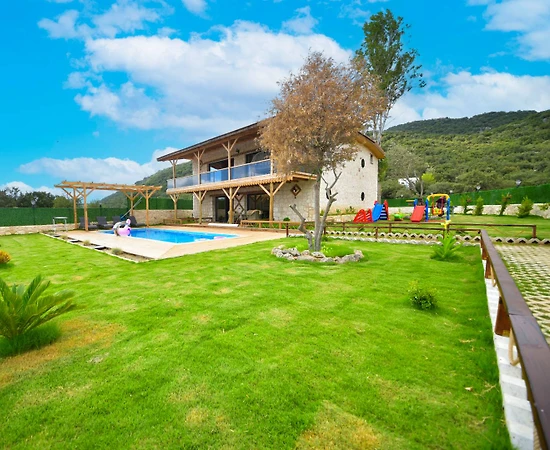 Demre Davazlar'da Geniş Alanlara Sahip, Özel Havuzlu, Bahçeli Villa - 1