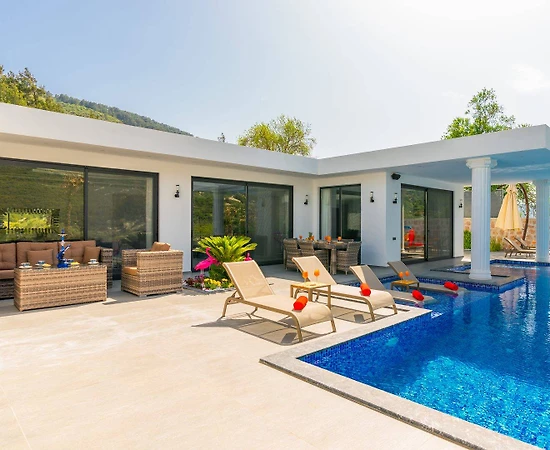 Kaş Hacıoğlan'da Geniş Bahçeli, Özel Havuzlu, Lüks Kiralık Villa - 1