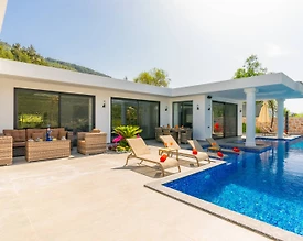 Antalya Kaş'ta Doğa Manzaralı, Özel Havuzlu, Bol Olanaklı Villa - 2