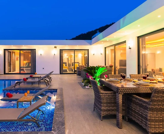 Antalya Kaş'ta Doğa Manzaralı, Özel Havuzlu, Bol Olanaklı Villa - 1