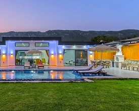 Kaş Sarıbelen'de Doğa Manzaralı, Özel Havuzlu, Bahçeli Kiralık Villa - 2