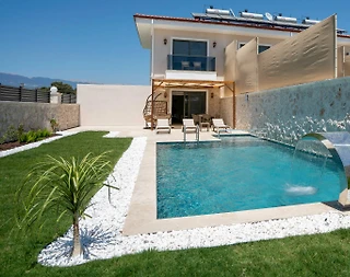 Kaş Kasaba'da Huzurlu Konumda, Özel Havuzlu, Konforlu Villa - 1