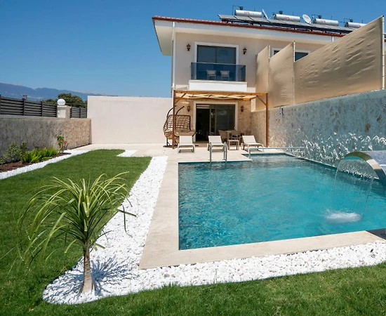 Kaş Kasaba'da Huzurlu Konumda, Özel Havuzlu, Konforlu Villa - 1
