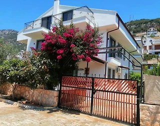 Kaş Andifli'de Merkezi Konumda, Geniş Bahçeli, Konforlu Suit - 1