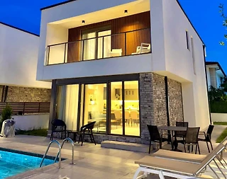 Kemer Çamyuva'da Elverişli Konumda, Özel Havuzlu, Modern Villa - 1