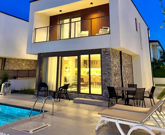 Kemer Çamyuva'da Elverişli Konumda, Özel Havuzlu, Modern Villa - 1