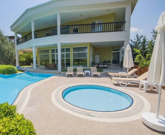 Antalya Konyaaltı'nda Geniş Alanlara Sahip, Özel Havuzlu, Ferah Villa - 1