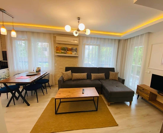 Antalya Konyaaltı'nda Plaja 150 Metre Mesafede, Bahçeli, Dubleks Suit - 1