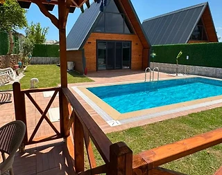Antalya Konyaaltı'nda Sakin Konumda, Özel Isıtmalı Havuzlu, Modern Bungalov - 1