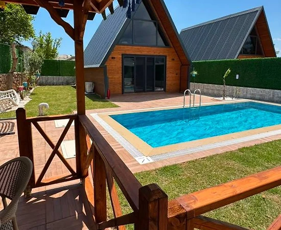 Antalya Konyaaltı'nda Sakin Konumda, Özel Isıtmalı Havuzlu, Modern Bungalov - 1