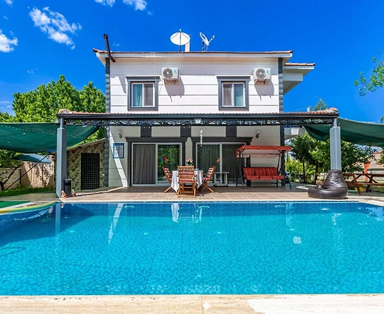 Antalya Korkuteli'nde Geniş Bahçeli, Özel Havuzlu, Konforlu Villa - 1