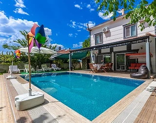 Antalya Korkuteli'nde Geniş Bahçeli, Özel Havuzlu, Konforlu Villa - 5