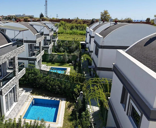 Antalya Manavgat'da Site İçerisinde, Isıtmalı Havuzlu, Geniş Villa - 1