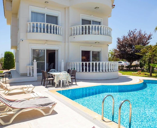 Antalya Serik'te Site İçerisinde, Özel Havuzlu, Konforlu Villa - 1