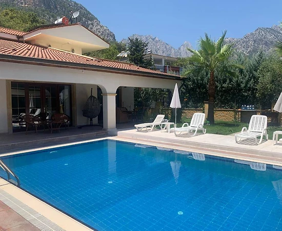 Kemer Göynük'te Denize Yakın Konumda, Ortak Havuzlu, Merkezi Villa - 1