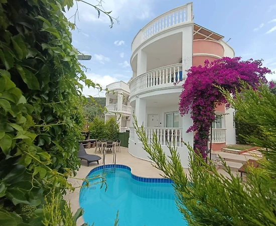 Aydın Didim'de Doğa İçerisinde, Özel ve Ortak Havuzlu, Konforlu Villa - 1