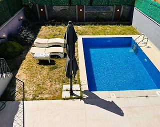 Aydın Kuşadası'nda Elverişli Konumda, Özel Havuzlu, Kiralık Villa - 4