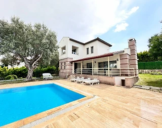 Aydın Kuşadası'nda Kalabalık Ailelere Uygun, Özel Havuzlu, Ferah Villa - 1