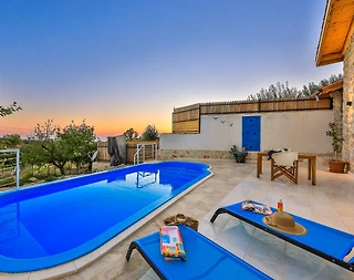 Kaş Üzümlü'de Doğa İle İç İçe, Özel Havuzlu, Lüks Taş Villa - 2