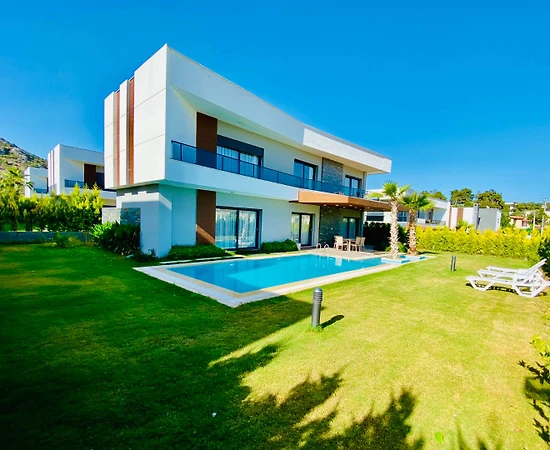 Kuşadası'nda Tam Korunaklı, Özel Havuzlu, 4+1, Kiralık Lüks Villa - 1