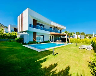 Kuşadası'nda Tam Korunaklı, Özel Havuzlu, 4+1, Kiralık Lüks Villa - 1