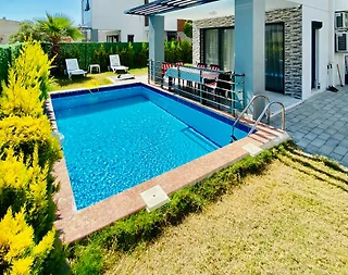 Kuşadası Kadınlar Denizi'nde Denize Yakın, Özel Havuzlu, Bahçeli Villa - 1