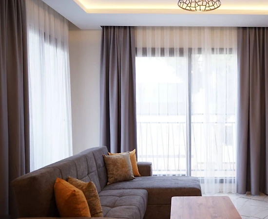 Kuşadası'nda Merkezi Konumda, Plaja Yakın, Kiralık Lüks Suit - 1