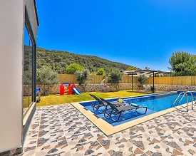 Kaş Sarıbelen'de Geniş Bahçeli, Özel Havuzlu, Modern Dizaynlı Villa - 3