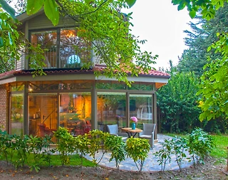 Sapanca'da Romantik Tasarıma Sahip, Geniş Bahçeli, Şömineli, Şık Villa - 2