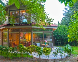 Sapanca'da Romantik Tasarıma Sahip, Geniş Bahçeli, Şömineli, Kiralık Villa - 2