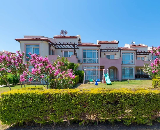 Didim Akbük'te Denize Sıfır, Tesis İçinde, 4 Yatak Odalı, Bahçeli Ev - 1