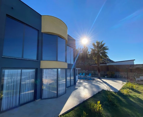 Kaş Üzümlü'de Doğa İle İç İçe, Kapalı Havuzlu, Korunaklı Villa - 1