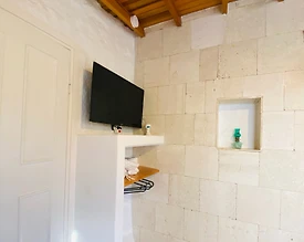 İzmir Çeşme'de Merkezi Konumda, Denize Yakın, Otantik Taş Ev - 3