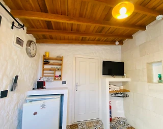 İzmir Çeşme'de Merkezi Konumda, Denize Yakın, Otantik Taş Ev - 4