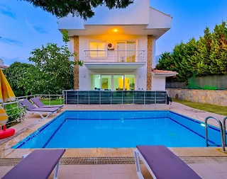 Fethiye Ölüdeniz'de Merkezi Konumda, Özel Havuzlu, 3+1 Villa - 1