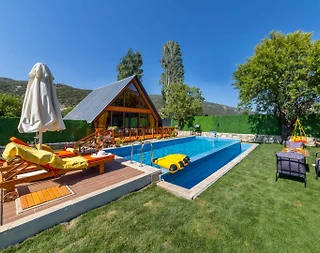 Kaş Sarıbelen'de Geniş Bahçeli, Özel Havuzlu, 2+1 Kiralık Bungalov - 1