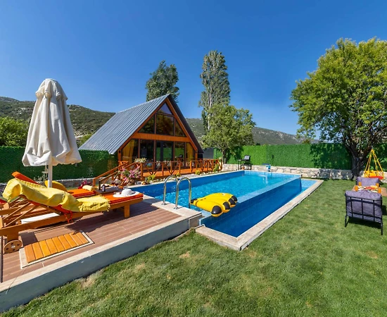 Kaş Sarıbelen'de Geniş Bahçeli, Özel Havuzlu, 2+1 Kiralık Bungalov - 1