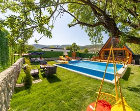 Kaş Sarıbelen'de Geniş Bahçeli, Özel Havuzlu, 2+1 Kiralık Bungalov - 2