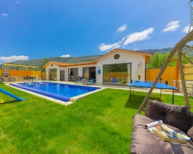 Kaş Hacıoğlan'da Yemyeşil Bahçe İçerisinde, Özel Havuzlu, Kiralık Villa - 2
