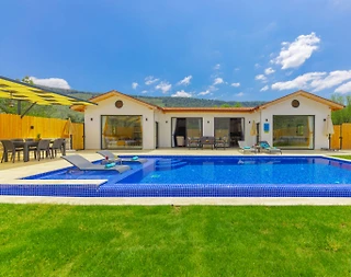 Kaş Hacıoğlan'da Yemyeşil Bahçe İçerisinde, Özel Havuzlu, Kiralık Villa - 1