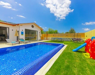 Kaş Hacıoğlan'da Yemyeşil Bahçe İçerisinde, Özel Havuzlu, Kiralık Villa - 4