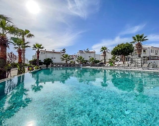 Kuşadası Kadınlar Plajı'nda Denize Yakın, Ortak Havuzlu, Ferah Villa - 1