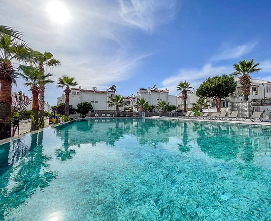 Kuşadası Kadınlar Plajı'nda Denize Yakın, Ortak Havuzlu, Ferah Villa - 1