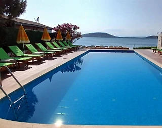 Balıkesir Avşa Adası'nda Deniz Sıfır, Ortak Havuzlu, Konforlu Oda - 1