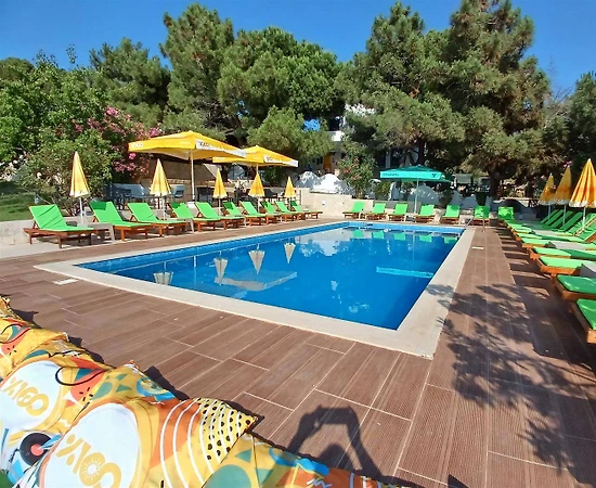 Balıkesir Avşa Adası'nda Merkezi Konumda, Ortak Havuzlu, Kiralık Oda - 1