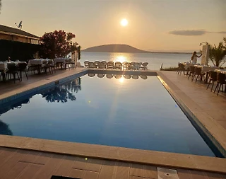 Balıkesir Avşa Adası'nda Merkezi Konumda, Ortak Havuzlu, Kiralık Oda - 1