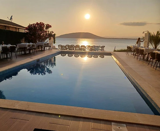 Balıkesir Avşa Adası'nda Merkezi Konumda, Ortak Havuzlu, Kiralık Oda - 1