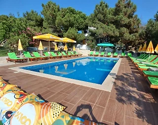 Balıkesir Avşa Adası'nda Merkezi Konumda, Ortak Havuzlu, Kiralık Oda - 4