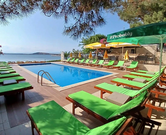 Balıkesir Avşa Adası'nda Tesis İçerisinde, Ortak Havuzlu, Modern Oda - 1