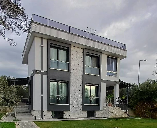 Balıkesir Edremit'de Denize Yakın, 12 Kişilik, Modern Villa - 1